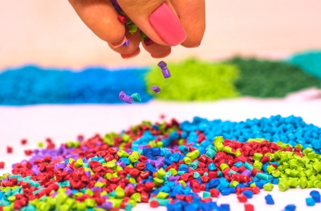 Resinas coloridas jogadas ao chão